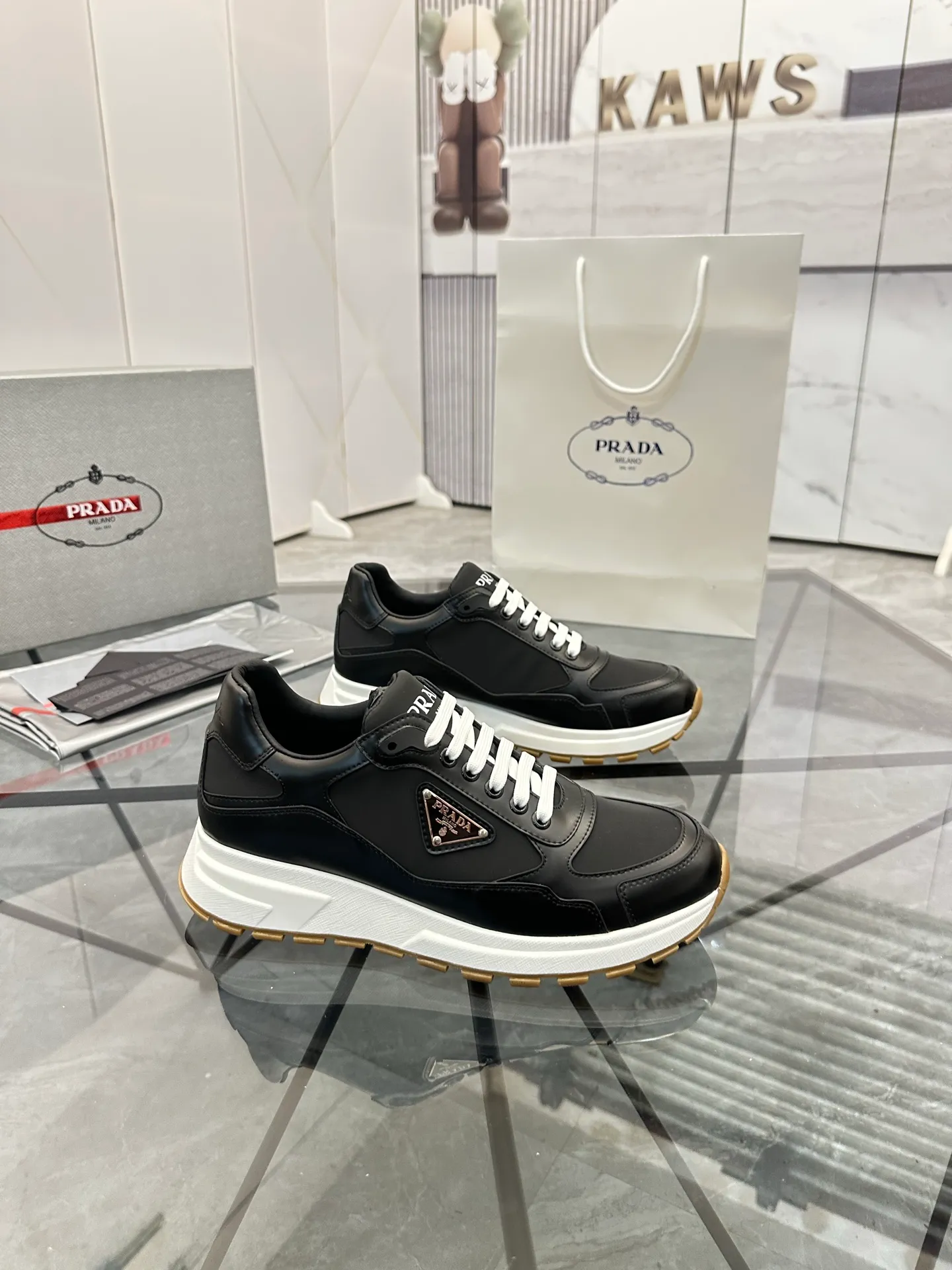 Men's shoes for sale 💰: 💰P580¥ High-end top quality Product trademark: Prada *"Prada*" low-top casual shoes Regular size: 38-45 (can be customized to 46) Product materials: imported first-layer cowhide stitching breathable mesh upper, water-dyed cowhide lining, cowhide foot pads, original ultra-light foam outsole. No.: 001